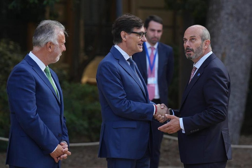 (I-D) El ministro de Política Territorial, Ángel Víctor Torres; el presidente de la Generalitat de Cataluña, Salvador Illa y el presidente del Senado, Pedro Rollán, a su llegada a la XXVIII Conferencia de Presidentes.
