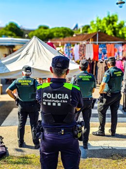 Dispositivo policial conjunto en el mercadillo de la localidad.