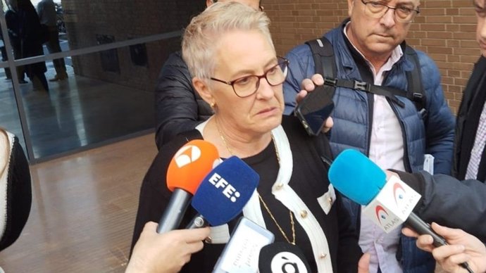 Marta Gonzálvez, abuela y tutora legal del niño fallecido, atiende a los medios de comunicación tras la primera sesión del juicio a las dos pediatras en el Palacio de la Justicia de Benalúa en Alicante en marzo de 2025