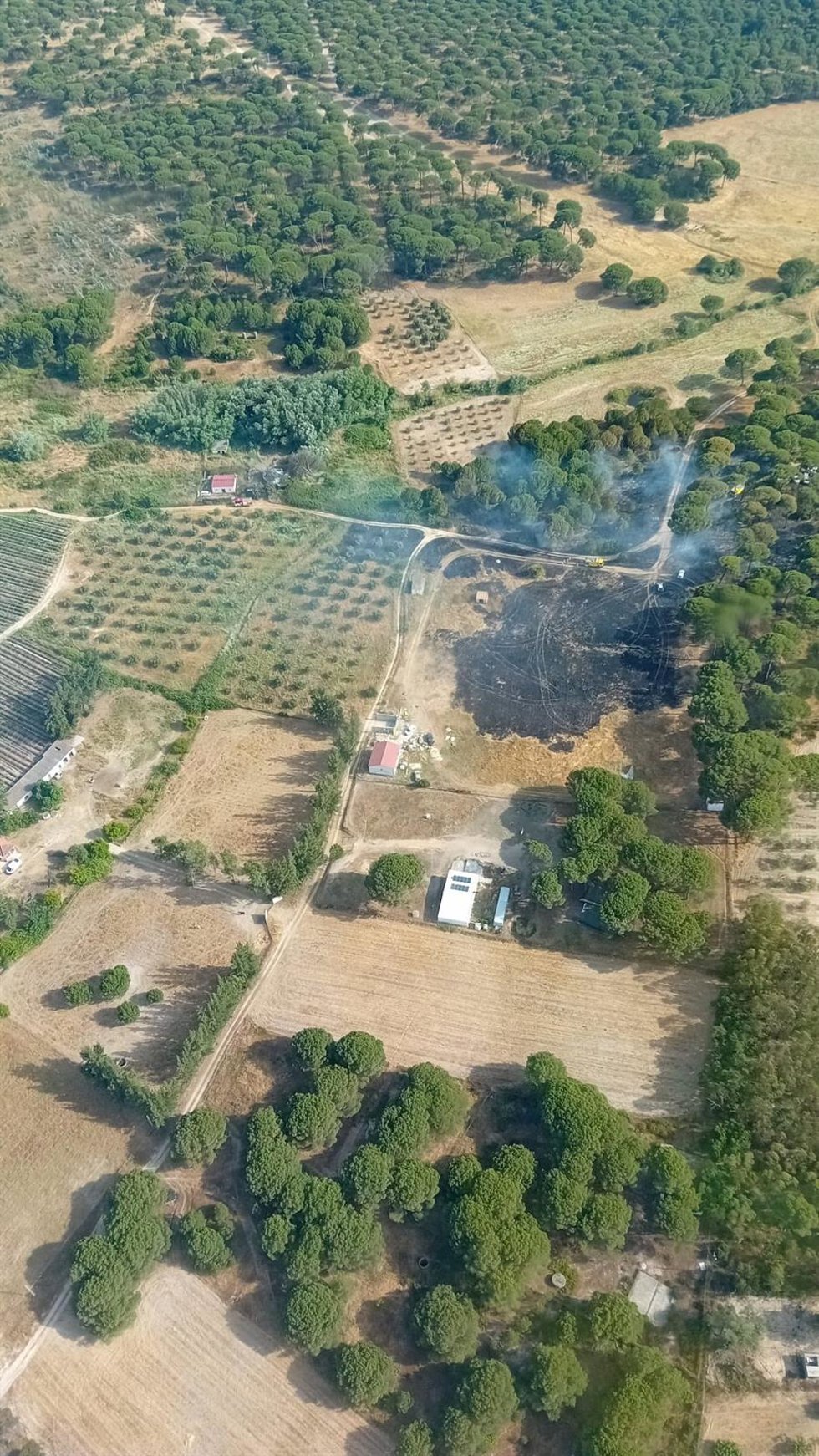 Imagen del incendio, ya casi extinguido, del pasado sábado en Lucena del Puerto (Huelva).