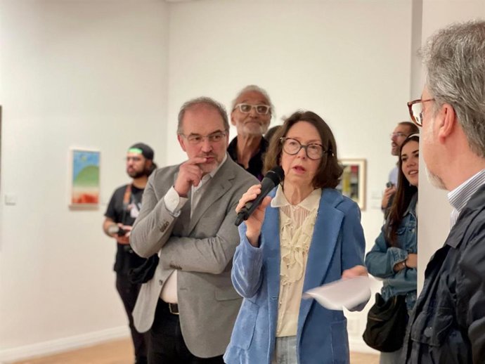 La artista Reyes Díaz durante la presentación de la muestra 'Un tiempo azul' en la sala de exposiciones del  Sabadell Herrero de Oviedo.