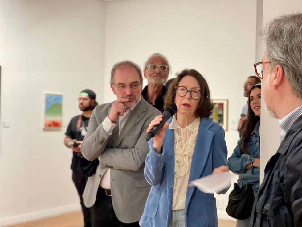 La artista Reyes Díaz durante la presentación de la muestra 'Un tiempo azul' en la sala de exposiciones del Sabadell Herrero de Oviedo.
