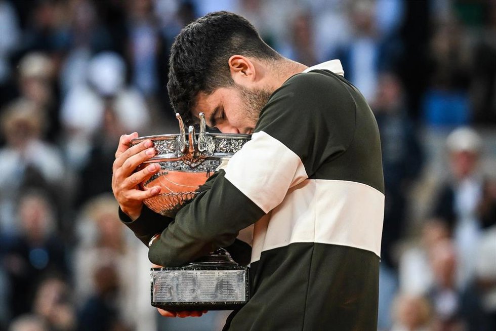Carlos ALCARAZ of Spain celebrates his victory with the trophy during the fifteenth day of the Roland-Garros 2025 Matthieu Mirville / DPPI / AFP7 / Europa Press 08/6/2025 ONLY FOR USE IN SPAIN
