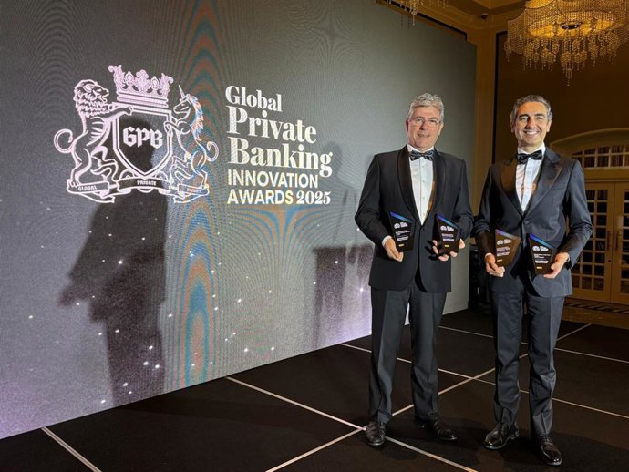 Xavier Blanquet (der.) al recibir el premio