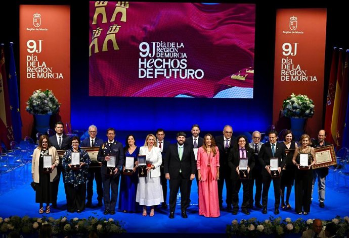 El presidente regional con todos los premiados en el acto institucional por el Día de la Región de Murcia