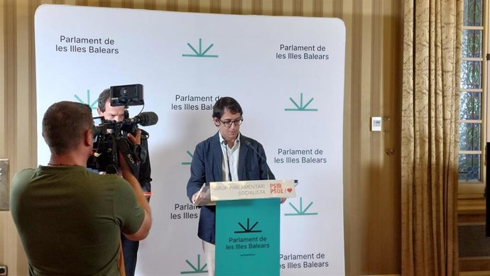 El portavoz del PSIB en el Parlament, Iago Negueruela, comparece en rueda de prensa.