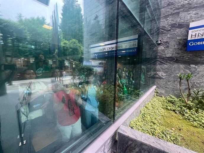 Trabajadores encerrados en la Consejería de Hacienda