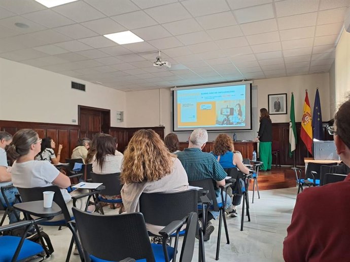 Andalucía promueve cursos para profesionales de consumo sobre publicidad, igualdad y empatía en la atención al público.