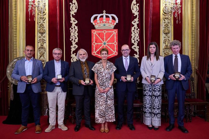 Entrega de los Cruces de Carlos III.