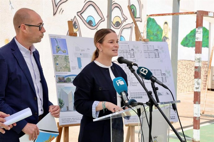La presidenta del Govern, Marga Prohens, presenta en Formentera la ampliación del IES Marc Ferrer