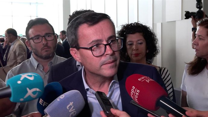 El secretario general del PSOE de Extemadura, Miguel Ángel Gallardo, atiende a los medios.