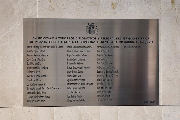 Placa en homenaje a los diplomáticos que permanecieron leales a la democradia frente a la dictadura franquista instalada en la sede del Ministerio de Asuntos Exteriores en la Plaza del Marqués de Salamanca