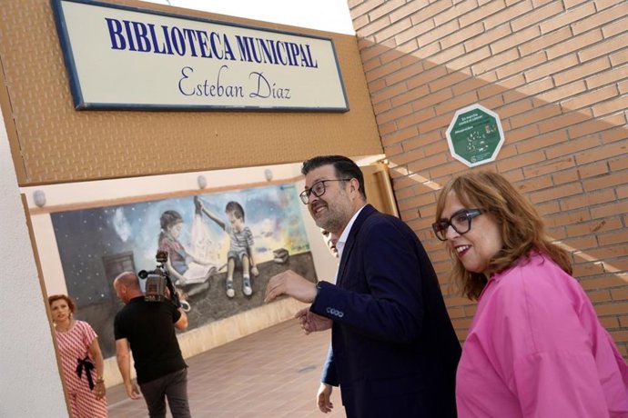 El consejero de Educación, Amador Pastor, visita a la biblioteca de Ugena (Toledo).