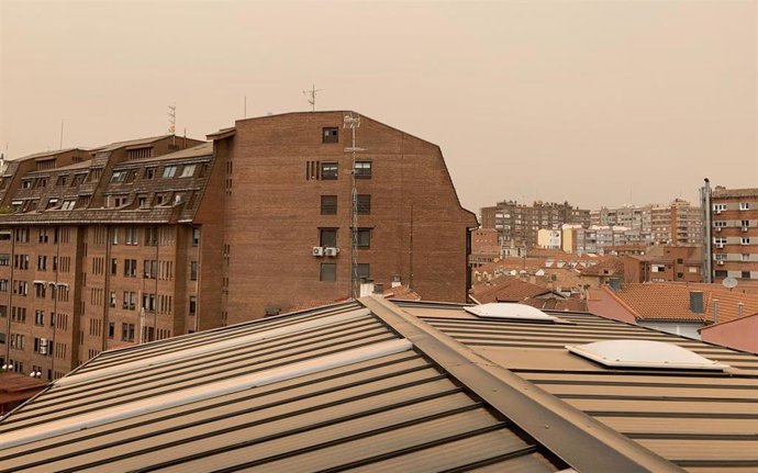 Archivo - Imagen de archivo de presencia de polvo sahariano en suspensión en Valladolid.