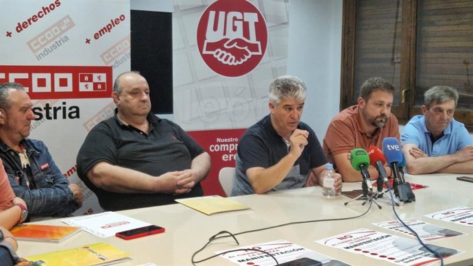 El presidente del comité de Empresa de la Azucarera de La Bañeza (León), Benigno Pérez (centro), acompañado por otros representantes sindicales.