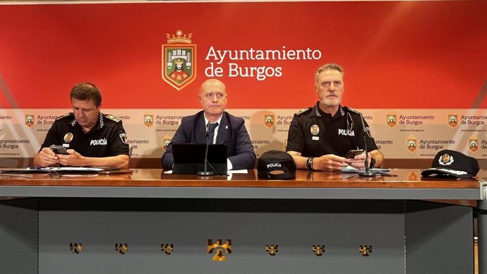 El intendente jefe de Policía Local de Burgos, Félix Ángel García; el subjefe, Juan Romo, y el concejal de Seguridad Ciudadana, Ángel Manzanedo, en la presentación de los resultados del operativo contra una carrera ilegal en Burgos.