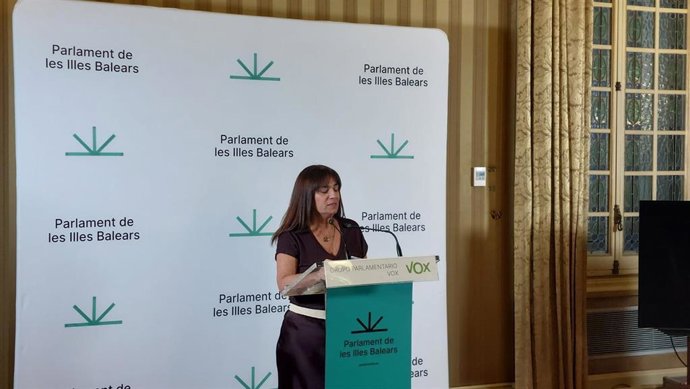 La portavoz de Vox en el Parlament, Manuela Cañadas, ofrece una rueda de prensa.