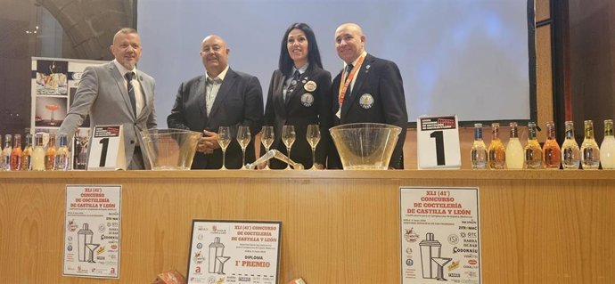 El concejal de Turismo, Deportes y Fiestas del Ayuntamiento de Ávila, Carlos López, y la presidenta de la Asociación de Bartenders de Castilla y León, Nuria Basurto, inauguran el 41º Concurso.