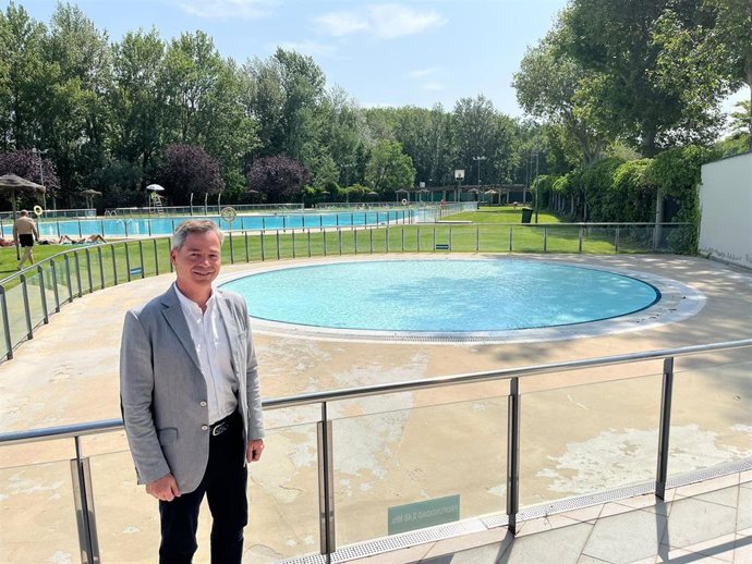 El concejal de Deportes de Burgos, César Barriada, en las piscinas de San Amaro.