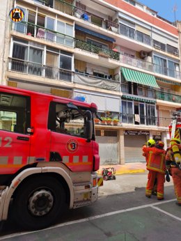 Bomberos dan por extinguido un incendio en un edificio de Cullera