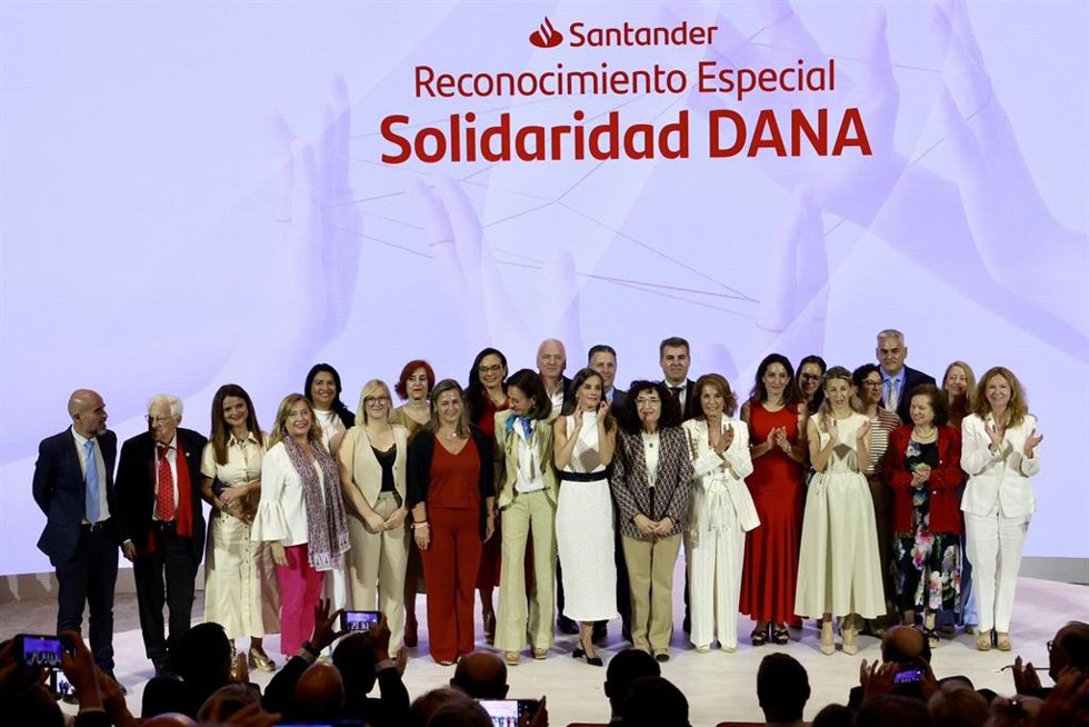 La Reina, junto a representantes del Premio especial DANA de la XVII Convocatoria de Euros de tu Nómina con los que el Grupo Santander ha colaborado en Valencia para ayudar a los afectados por las inundaciones.
