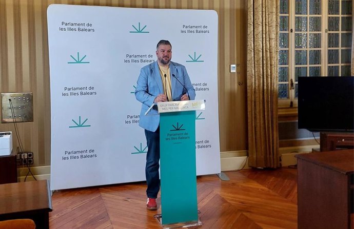 El portavoz de MÉS per Mallorca en el Parlament, Lluís Apesteguia, en rueda de prensa.