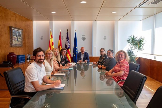 La consellera de Asuntos Sociales, Catalina Cirer, en una reunión con el Consell de Ibiza