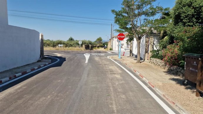 Avenida de la Constitución de Conquista de la Sierra (Cáceres) que ha sido mejorada