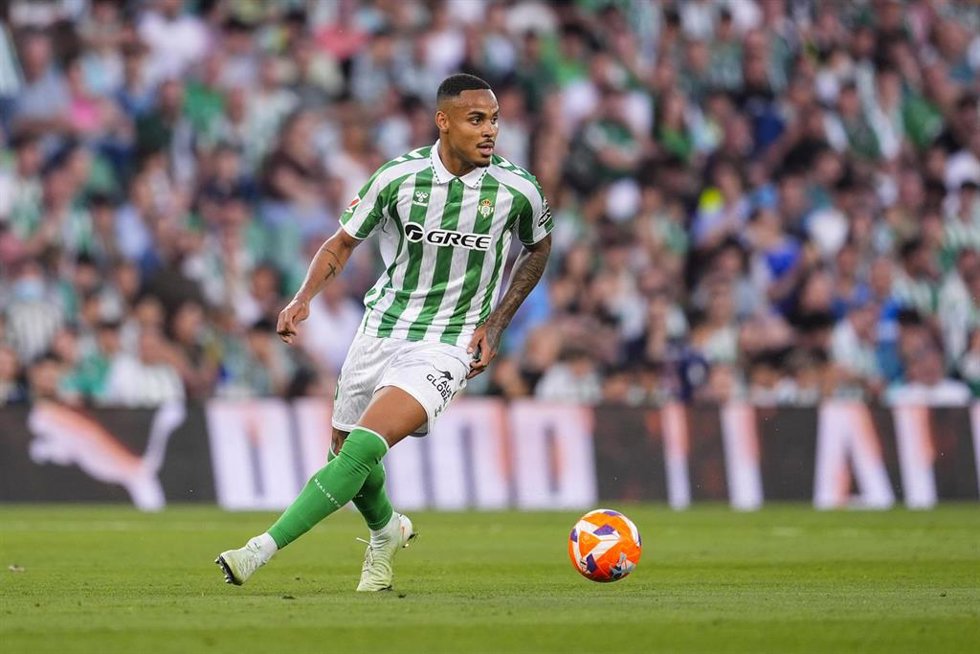 El central brasileño del Real Betis Natan de Souza, ante el Valencia CF en el Benito Villamarín.