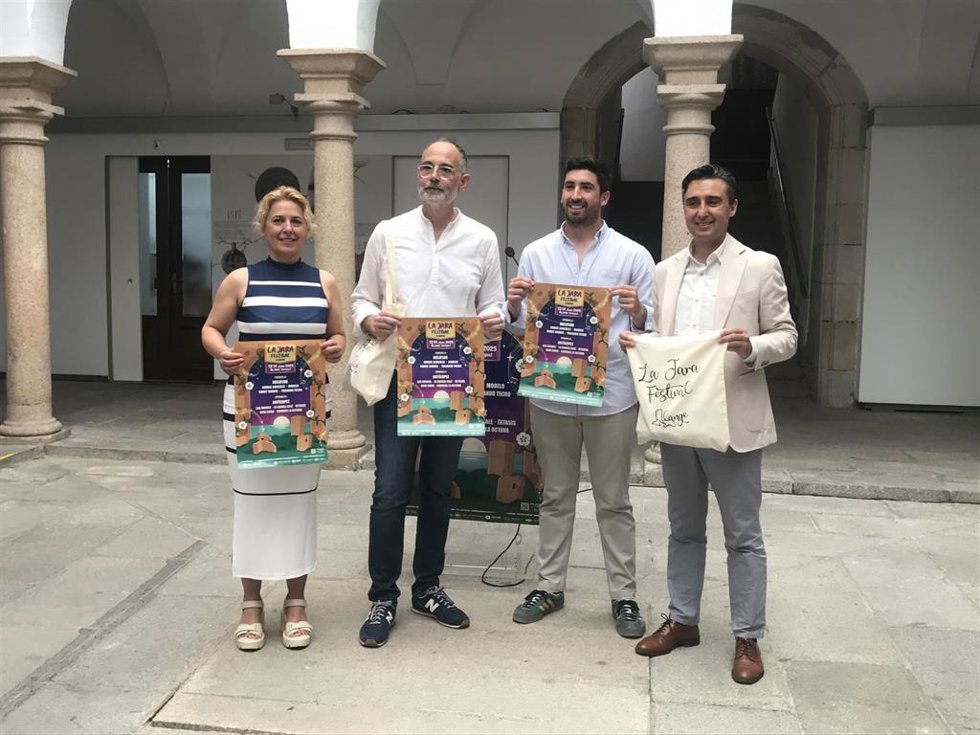 El secretario general de Cultura, Francisco Palomino, junto a sus organizadores en la presentacion del festival La Jara de Alange.