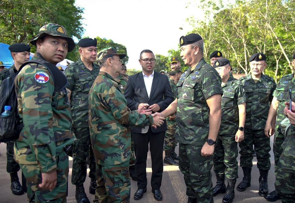 El comandante del Ejército de Camboya, May Sophan, estrecha la mano de su homólogo tailandés, Pana Klaewplodthuk