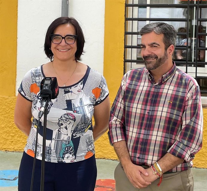 La delegada de Desarrollo Educativo de la Junta en Granada, María José Martín, y el alcalde de Loja, Joaquín Camacho