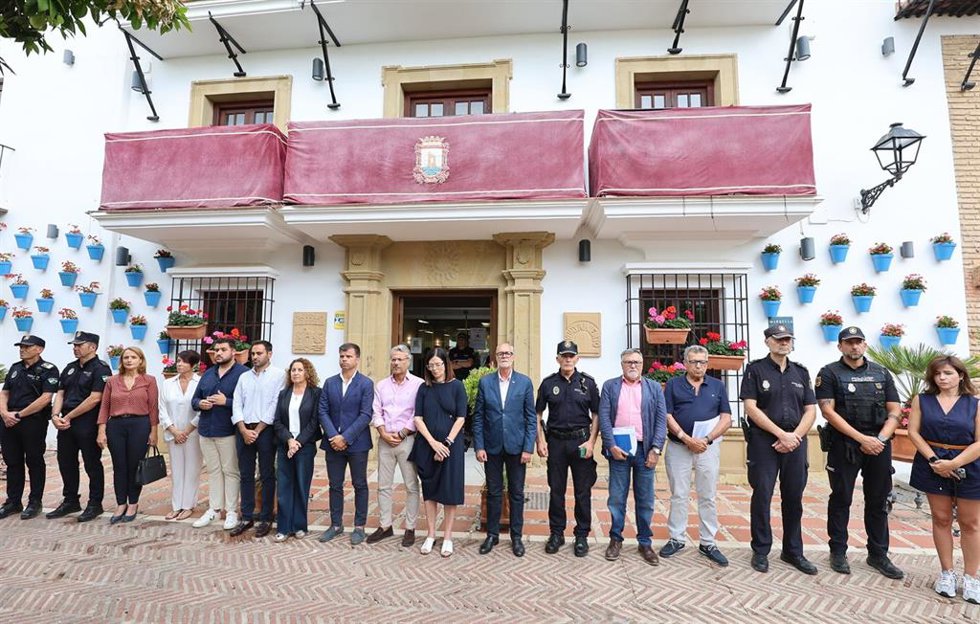 Marbella guarda un minuto de silencio en señal de condena por el asesinato machista en la ciudad