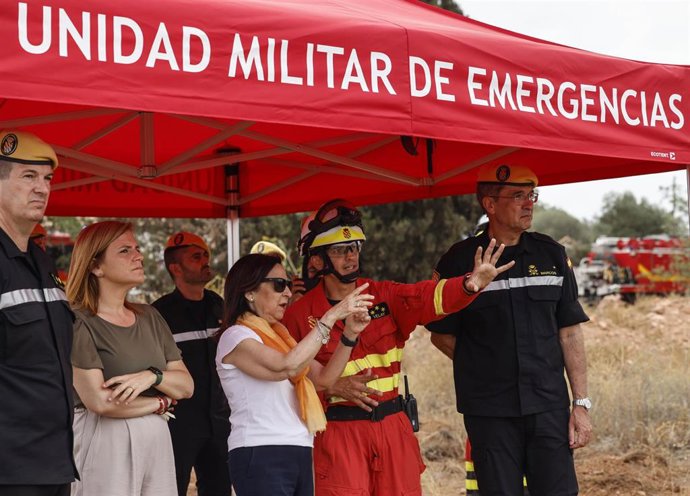 Margarita Robles visita la Base Jaime I en Bétera
