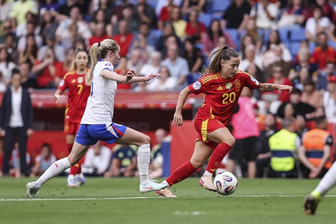 Claudia Pina, da Espanha, em ação durante a partida entre Espanha e Inglaterra pela UEFA Womens Nations League 2024/25 Grp A3 MD 6, no Estádio RCDE, em 3 de junho de 2025, em Cornella, Barcelona, Espanha.