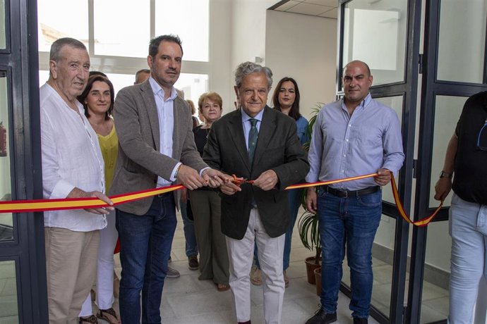Julio Criado y Salvador Fuentes (centro) cortan la cinta inaugural del Centro Multiasistencial de Castro del Río.