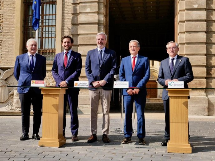 El consejero Fomento, los presidentes de las tres diputaciones provinciales y el presidente del Gobierno de Aragón, antes de la firma del convenio.