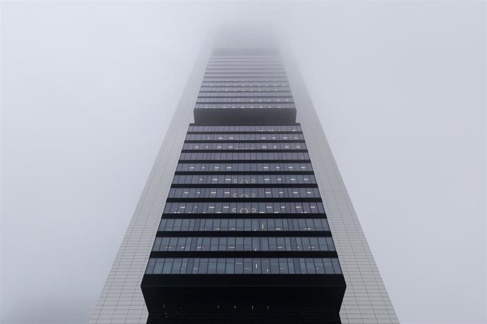 Archivo - La Torre Cepsa cubierta de niebla, a 7 de diciembre de 2022, en Madrid (España). La previsión de la Agencia Estatal de Meteorología (Aemet) en la Comunidad de Madrid para hoy apunta a que podrán registrarse lluvias débiles y dispersas, sobre tod