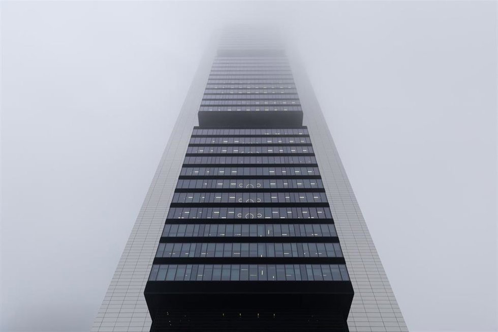 Archivo - La Torre Cepsa cubierta de niebla, a 7 de diciembre de 2022, en Madrid (España). La previsión de la Agencia Estatal de Meteorología (Aemet) en la Comunidad de Madrid para hoy apunta a que podrán registrarse lluvias débiles y dispersas, sobre t