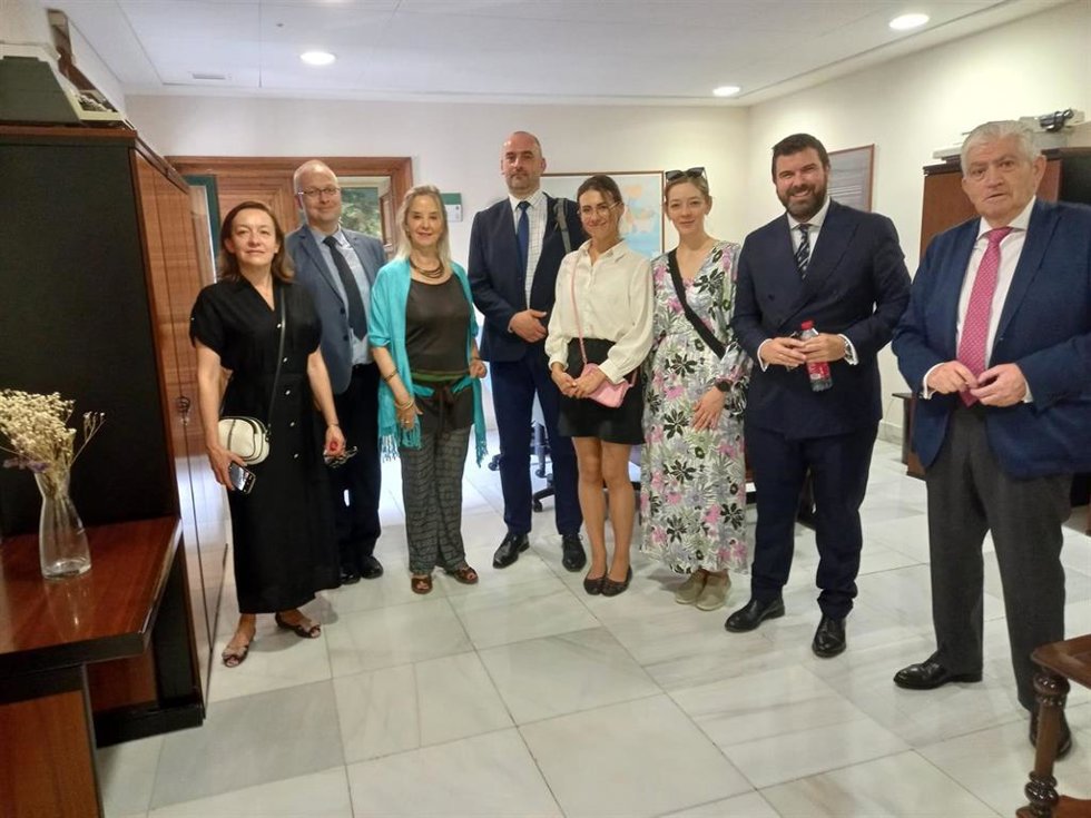 La fiscal superior de Andalucía, Ana Tárrago (3i), ha recibido a una delegación de cinco magistrados polacos del Tribunal Regional de Tarnónw