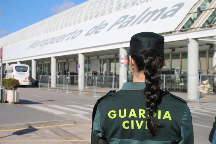 Agente de la Guardia Civil en el aeropuerto de Palma