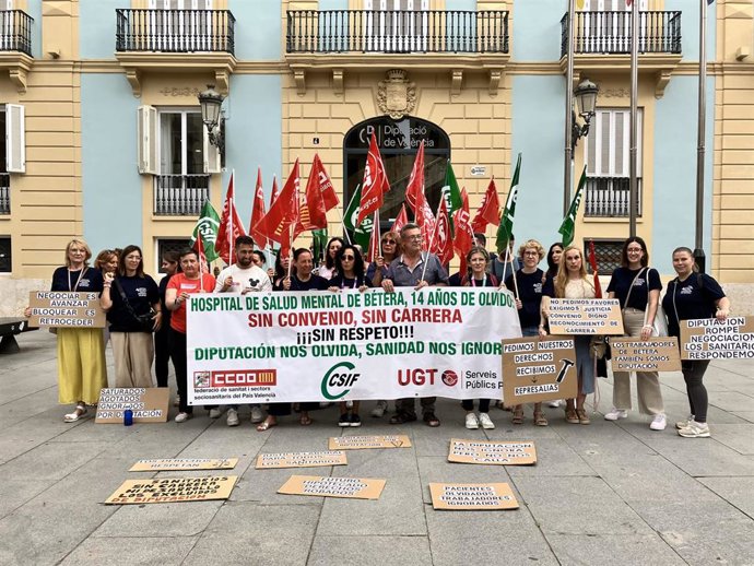 Una protesta ante Diputación pide "justicia laboral" para el personal del Hospital de Salud Mental de Bétera