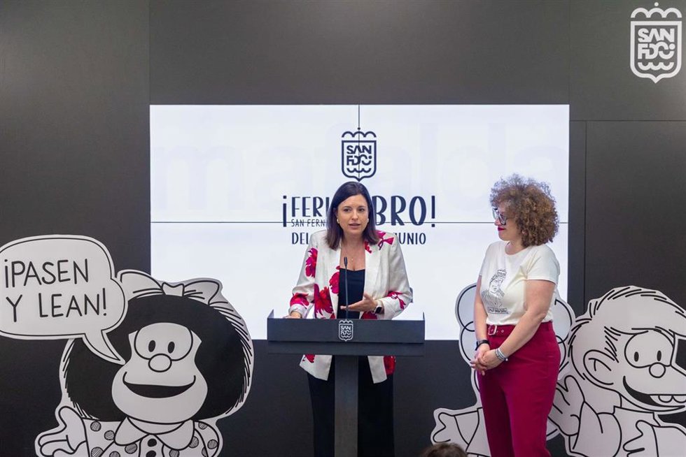 La alcaldesa de San Fernando, Patricia Cavada, y la concejala de Cultura, Pepa Pacheco, presentan la Feria del Libro, dedicada a Mafalda.