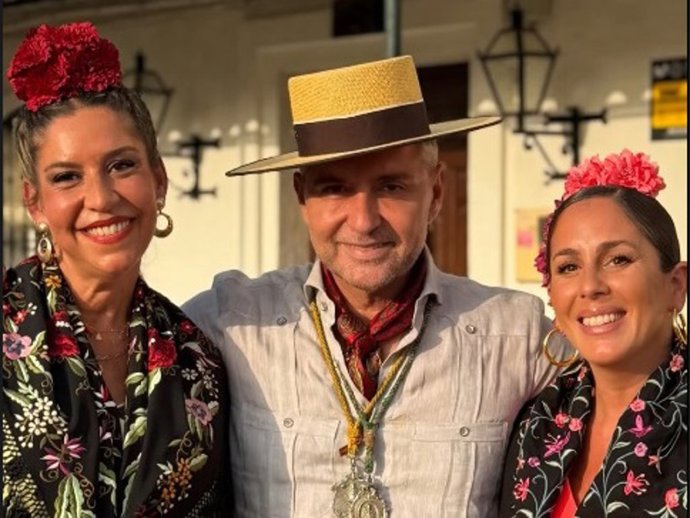 Anabel Pantoja, con Anabel Gil y Antonio Abad en El Rocío