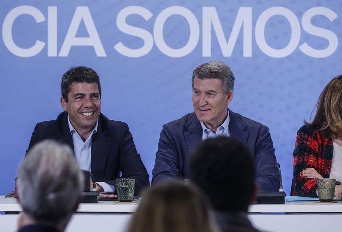 Archivo - El líder del PPCV i president de la Generalitat, Carlos Mazón (e), junt amb el president del PP, Alberto Núñez Feijóo, en una imatge d'arxiu