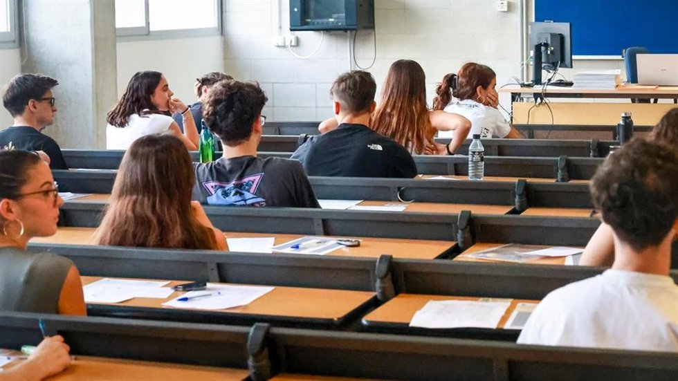 Alumnos realizan un examen de selectividad.