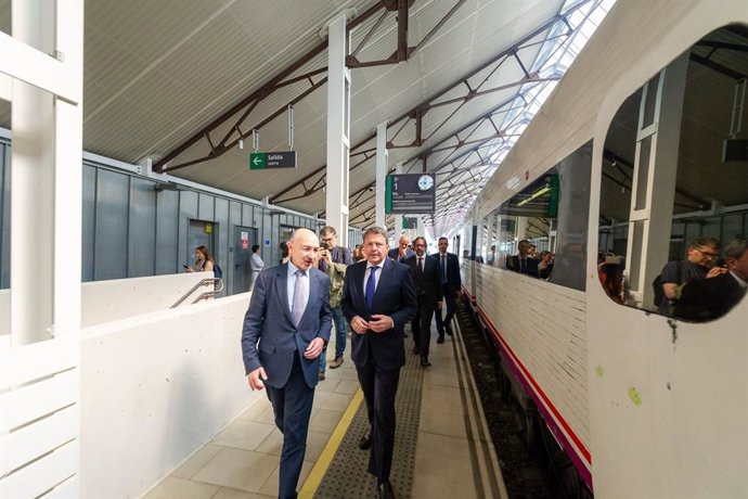 El delegado del Gobierno en Aragón, Fernando Beltrán, y el secretario de Estado de Transportes, José Antonio Santano.