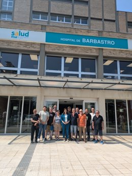 Representantes de CHA, en la puerta del Hospital de Barbastro.