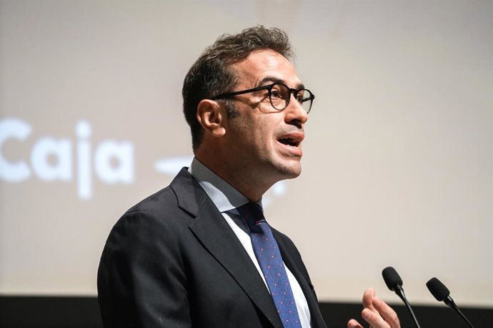 El ministro de Economía, Comercio y Empresa Carlos Cuerpo, interviene en la jornada 'Extremadura, tierra de oportunidades', organizada por EY e Ibercaja, en el Edificio Siglo XXI, a 9 de junio de 2025, en Badajoz, Extremadura (España).