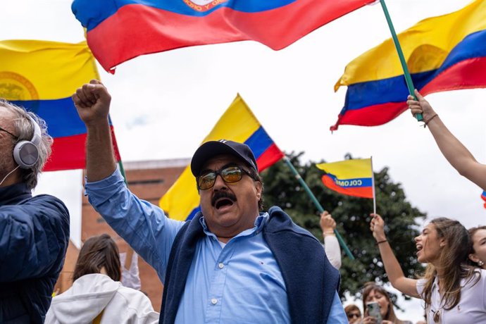 June 8, 2025, Bogota, Cundinamarca, Colombia: People gather to demonstrate in support and give prays to senator Miguel Uribe Turbay outside the Santa Fe Hospital in Bogota, Colombia, June 8, 2025. 